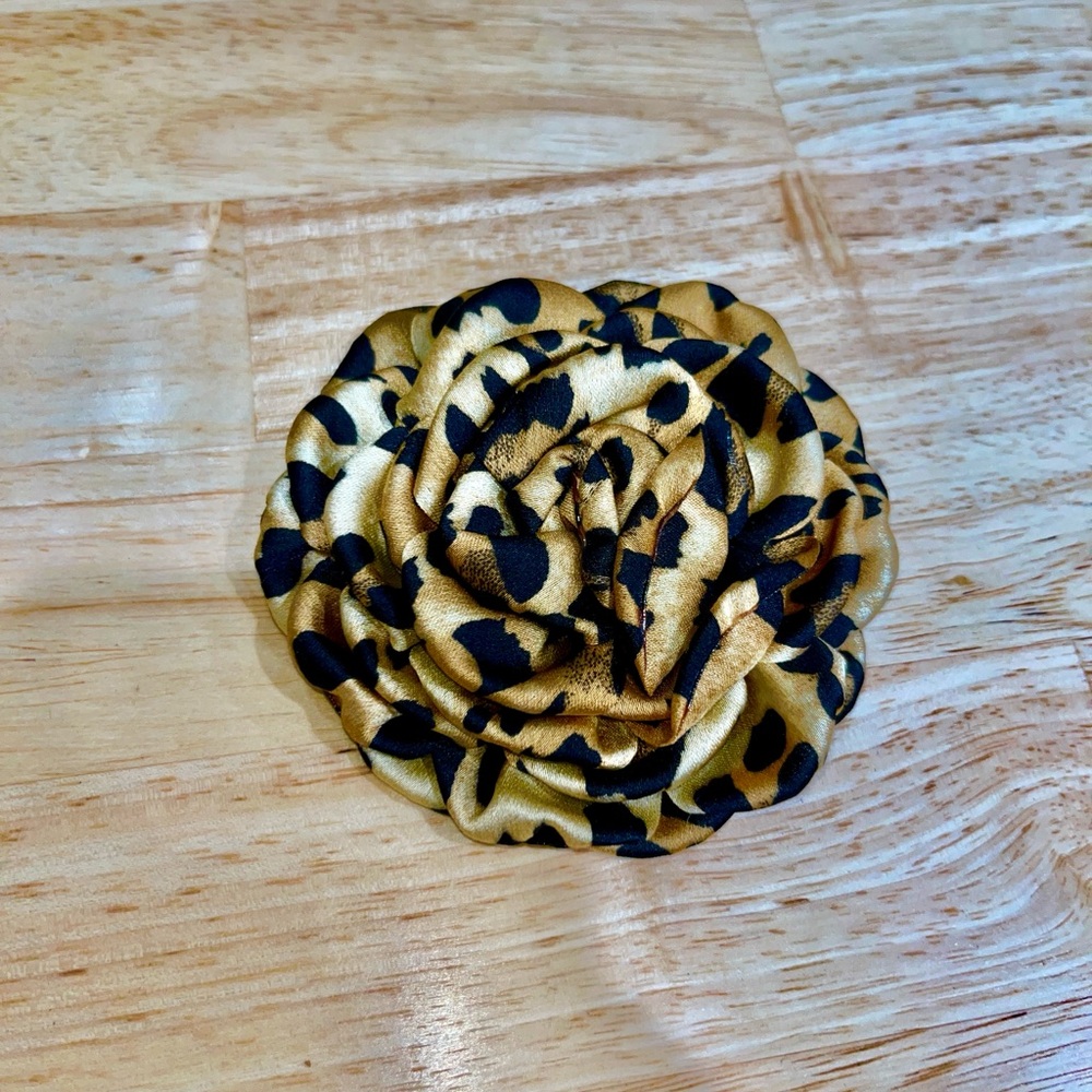 Leopard flower brooch